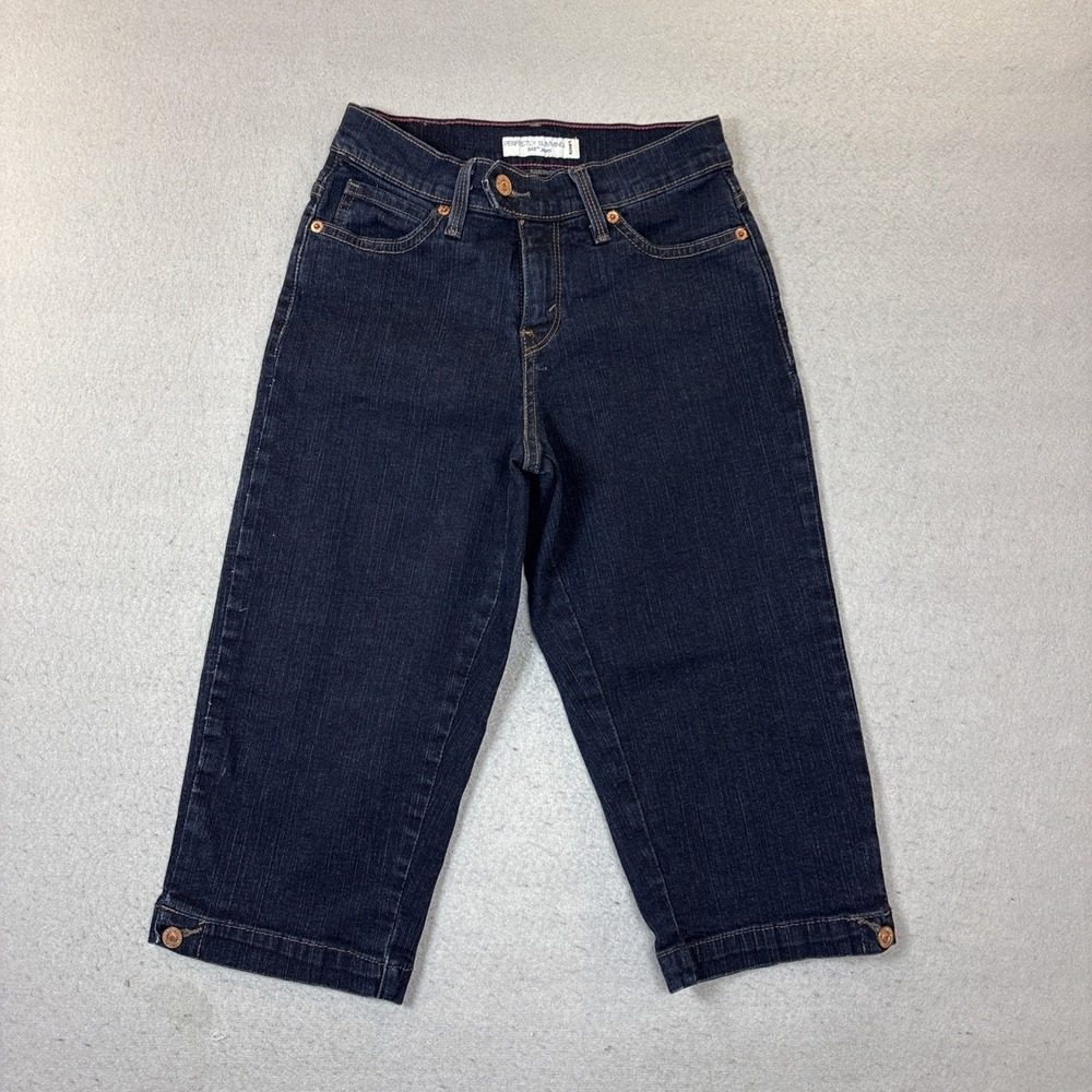 LEVI'S 548 PERFECTLY SLIMMING CAPRI, CROPPED WOMENS JEAN SHORTS SIZE 4 DARK WASH